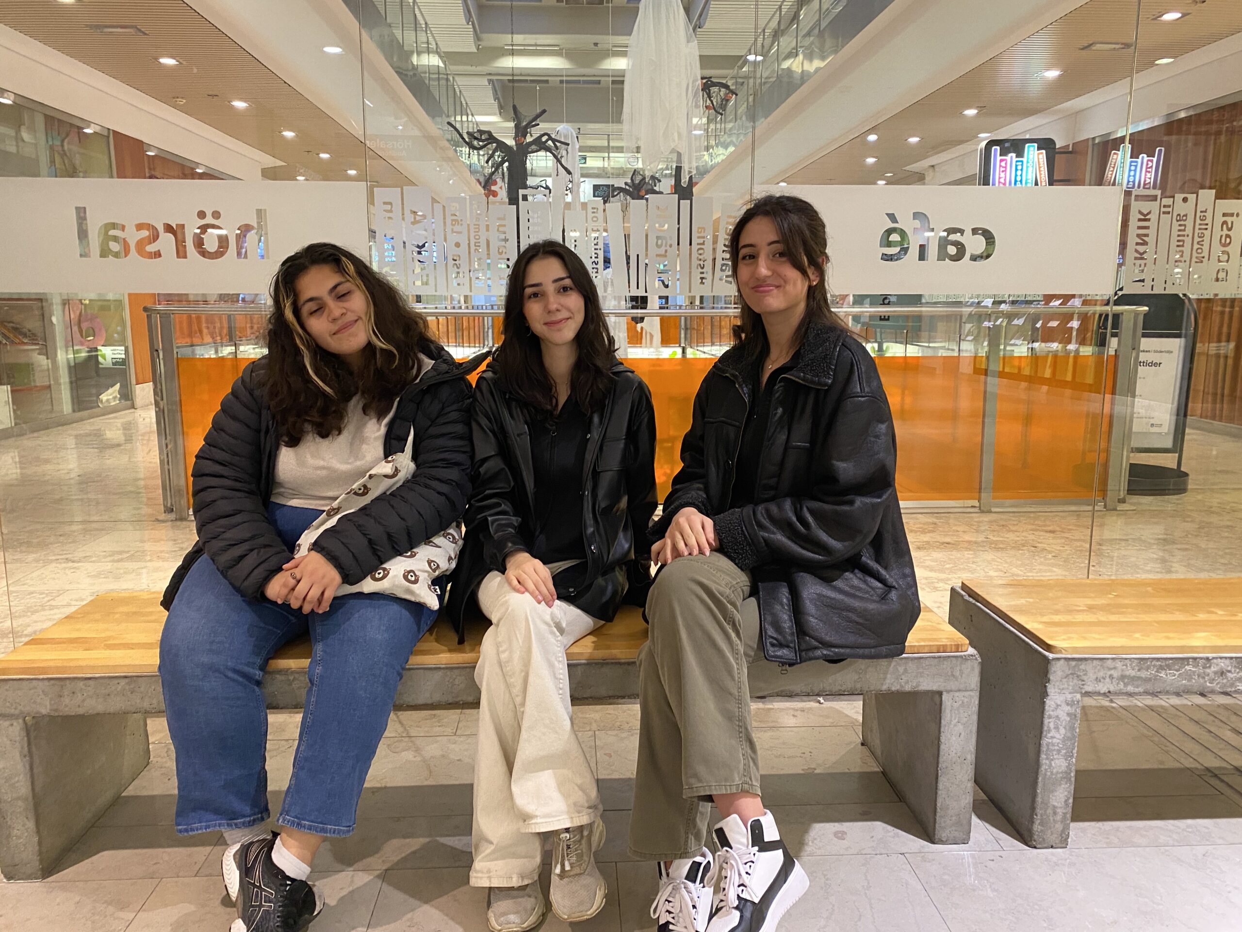 Karaktärerna Carolina, Maryam och Yasmine i produktionen Jag är Södertälje, Bitch!