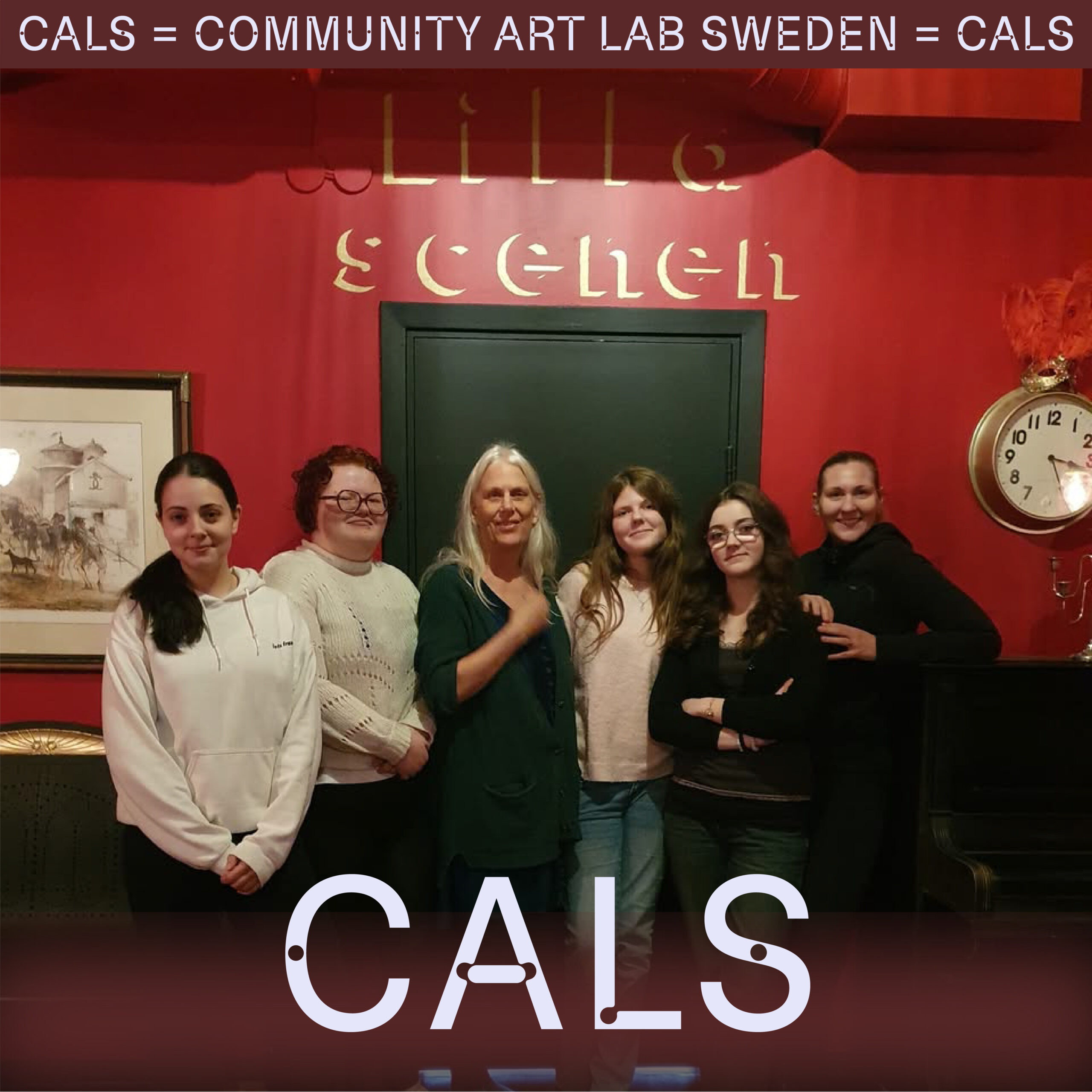 Ungdomar och vuxna framför Lilla scenen på Cameleonterna i Sala