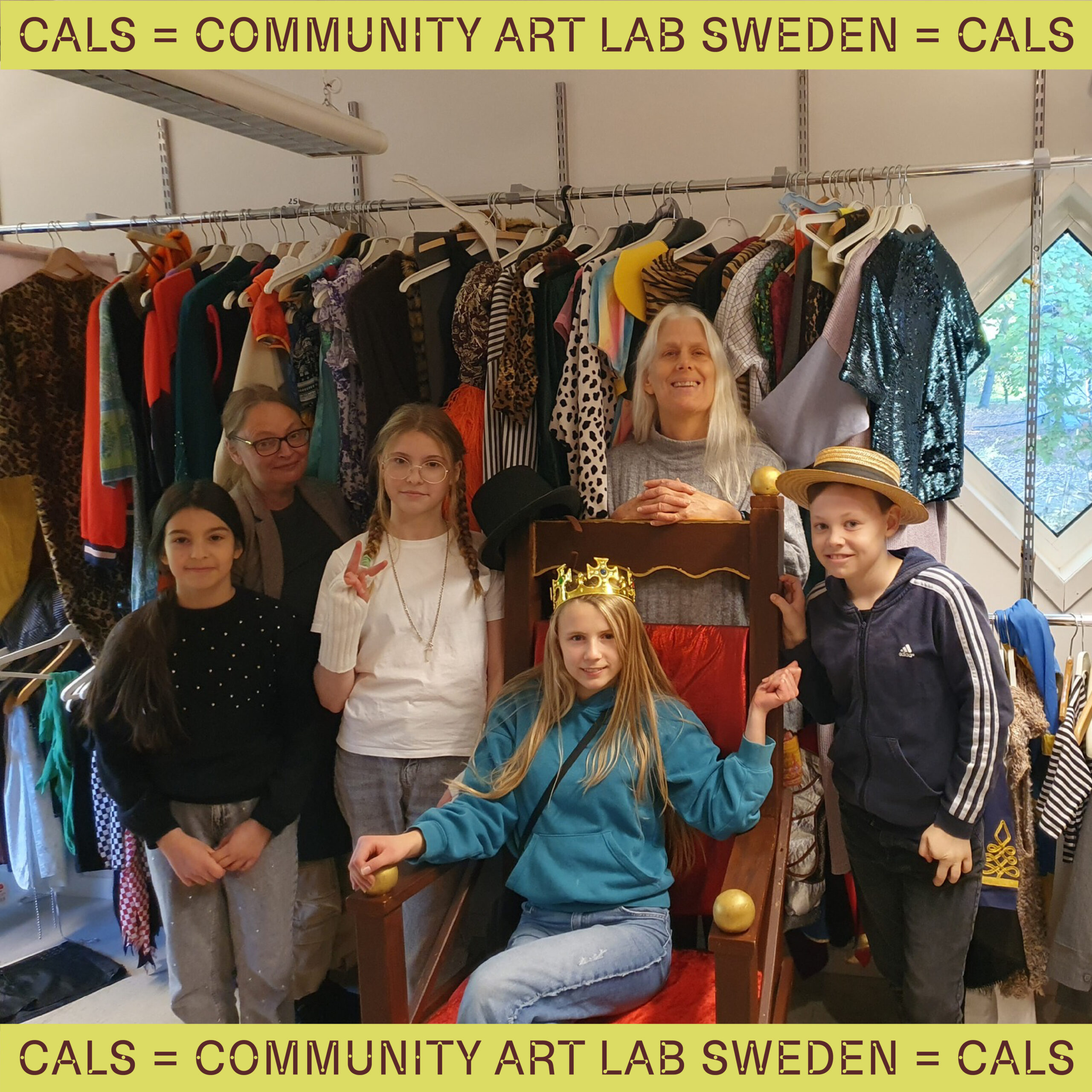 Ungdomar och vuxna i kostymförrådet på Nya Teatern i Örebro