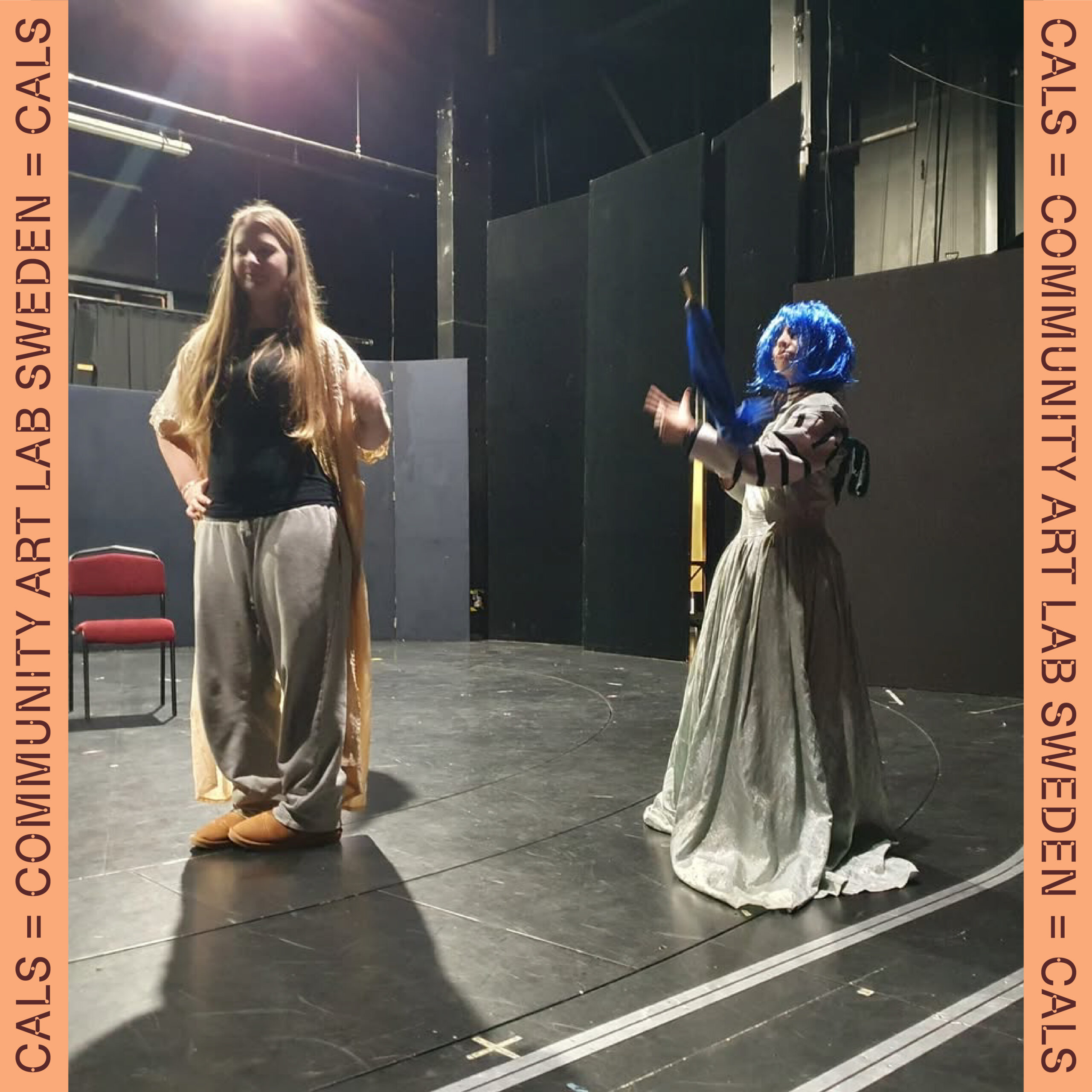 Två av de unga deltagarna som är utklädda på scenen, bland annat med en blå peruk